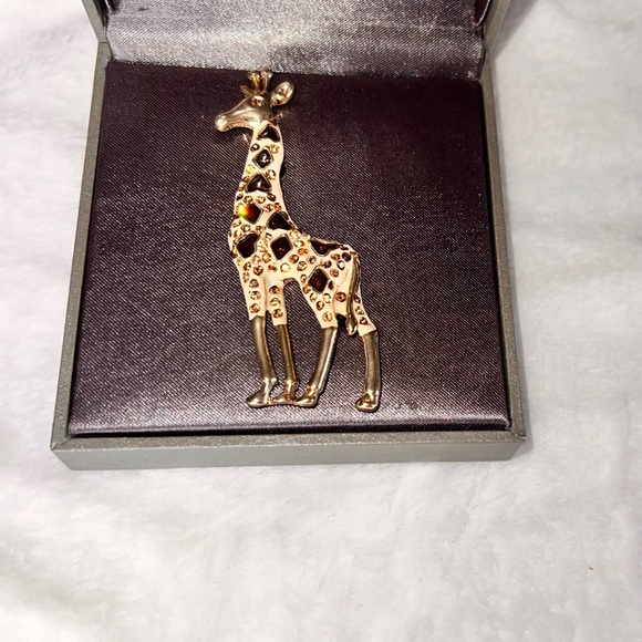 Golden Tone Giraffe Brooch Pendant - Picture 4 of 10